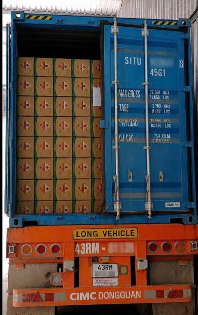 Kiểm tra container than củi tại cảng